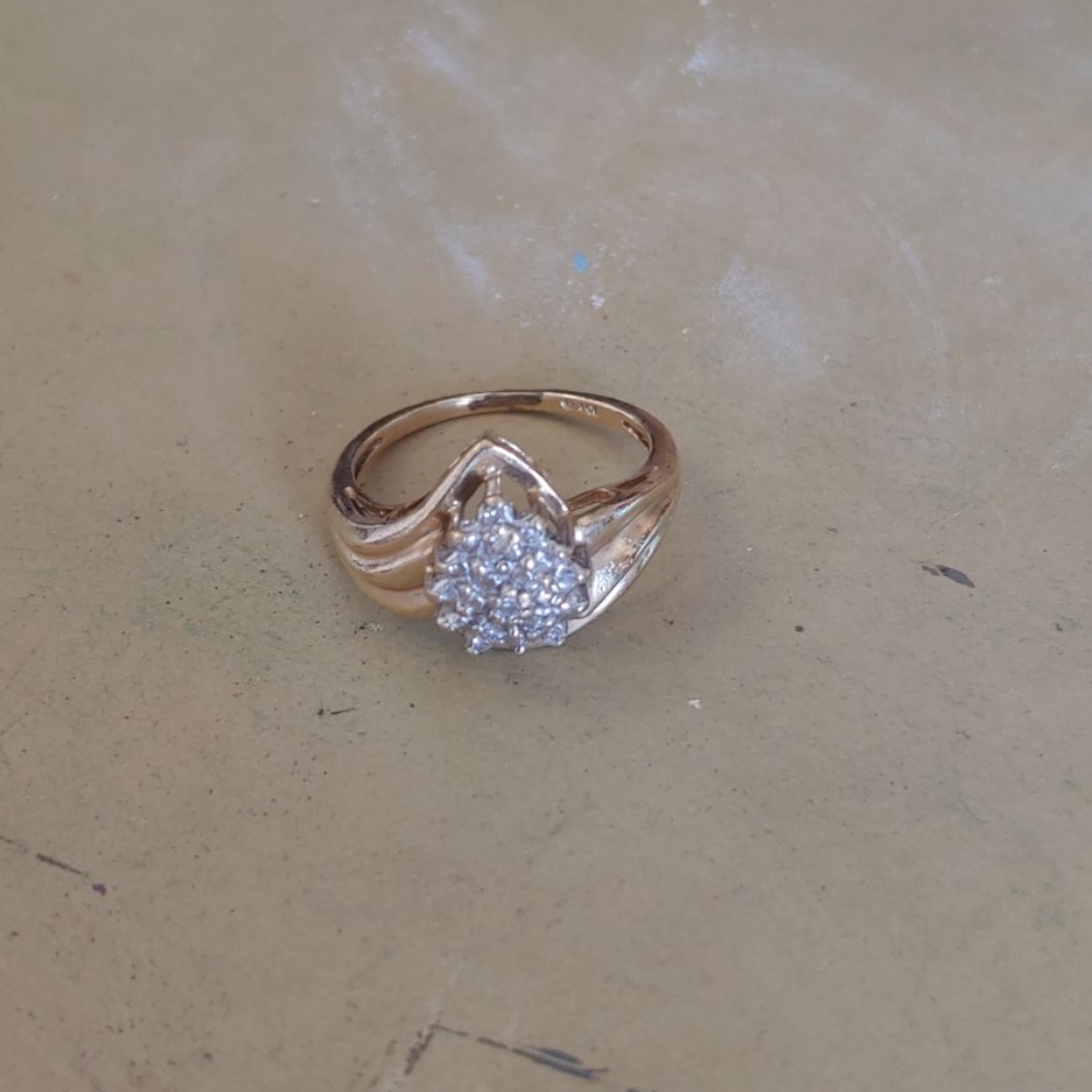 10kt yellow gold ring with diamonds